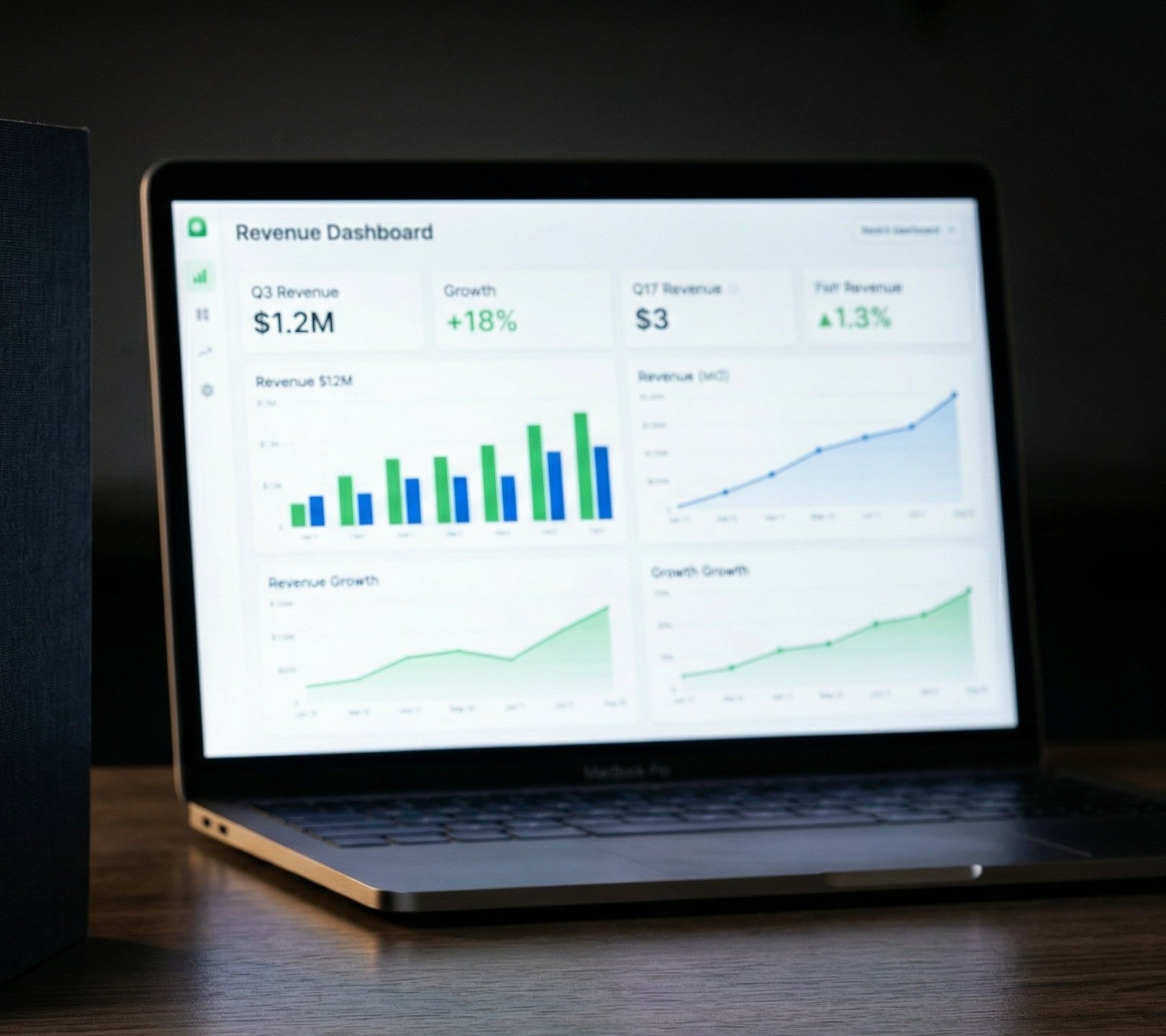 Dos libros en un escritorio de madera oscura con una laptop mostrando un panel de ingresos